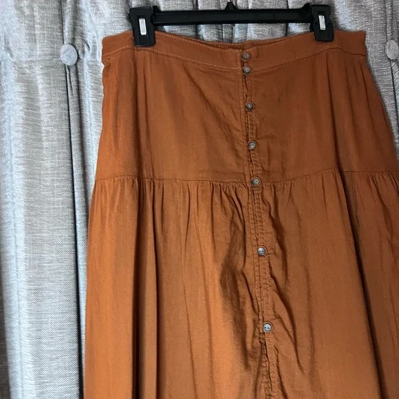 Old Navy Tiered Button Front A-Line Brown Midi Skirt in Size Large - Picture 7 of 13